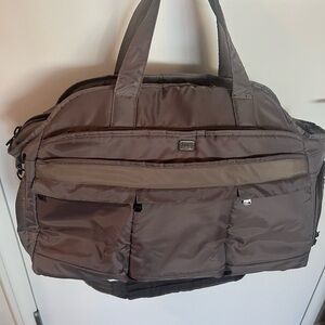 Lug weekender duffel style bag, tons of pockets!